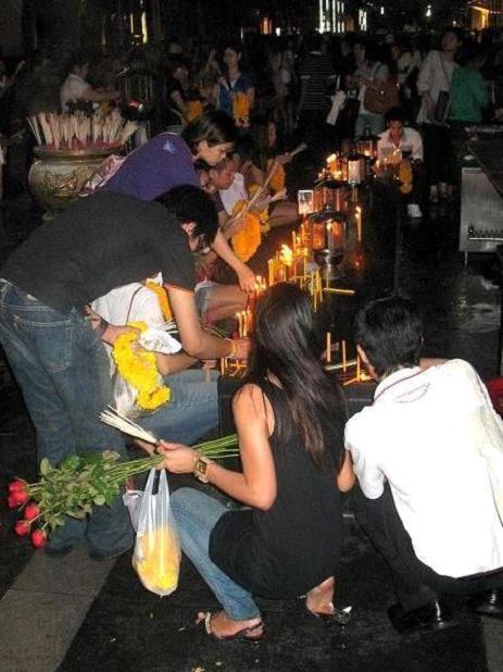Bangkok'09: Wieczorami widać dużo młodzieży przy sanktuarium na placu Central World - w parę miesięcy później miejscu protestów &quot;czerwonych koszul&quot;. Może te kadzidełka i kwiaty to właśnie dla bóstwa Ganesh przed rozpoczęciem rewolucji...