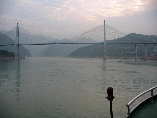 Takich i innych pięknych mostów przez Jangce mijaliśmy dziesiątki. Na niektórych w ogóle nie było ruchu. Czekały wraz z nowymi miastami na przesiedleńców z terenów przeznaczonych na zalanie.