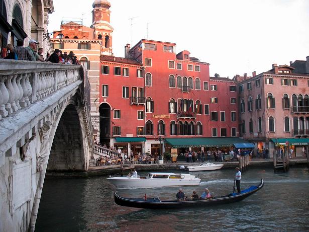 Wenecja 2010: Widok na Most Rialto od Fond. del Vino