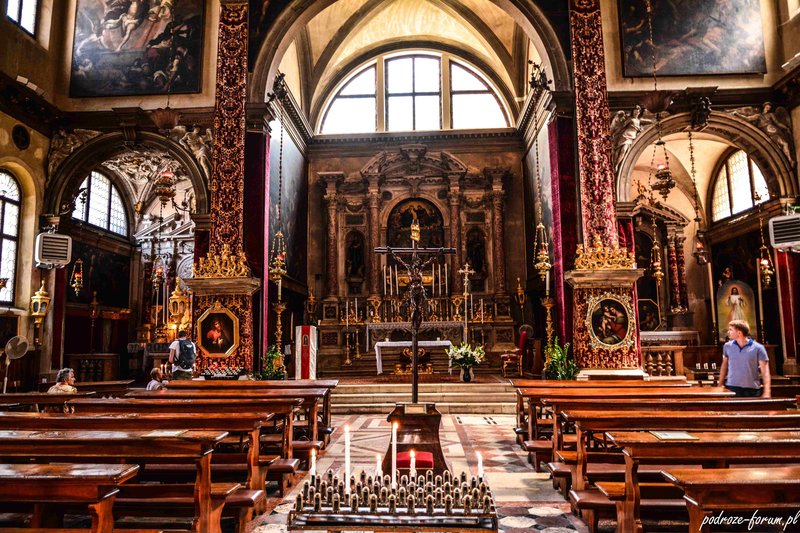 Kościoły takie jak te napotkamy niemalże co krok.Nabywając venecką kartę turysty otrzymujemy darmowe wejście do 16 z nich. Normalnie większość kościołów jest płatna od 3 do 10 euro.