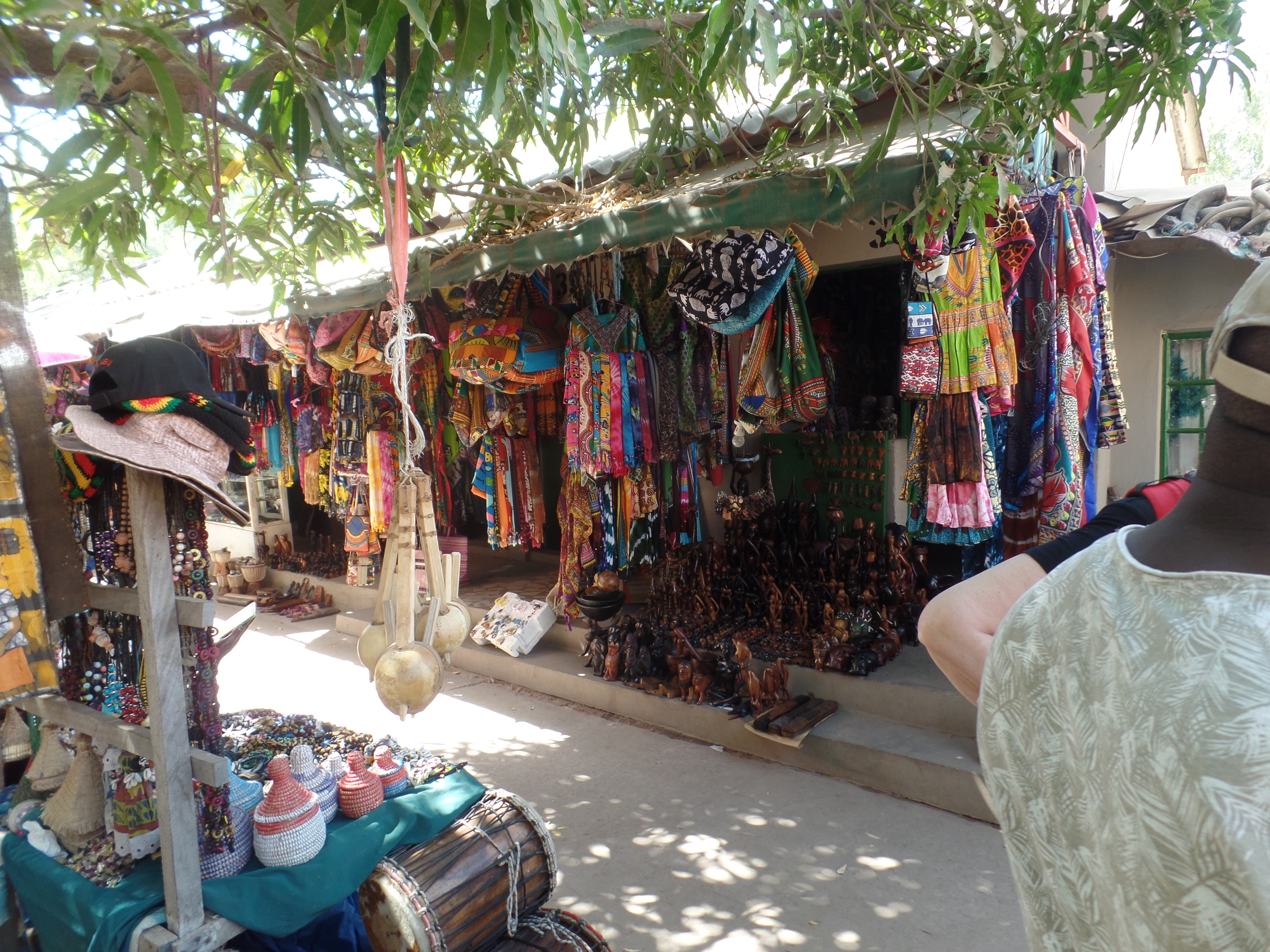 Bazar na przedmieściach stolicy Gambii Banjul