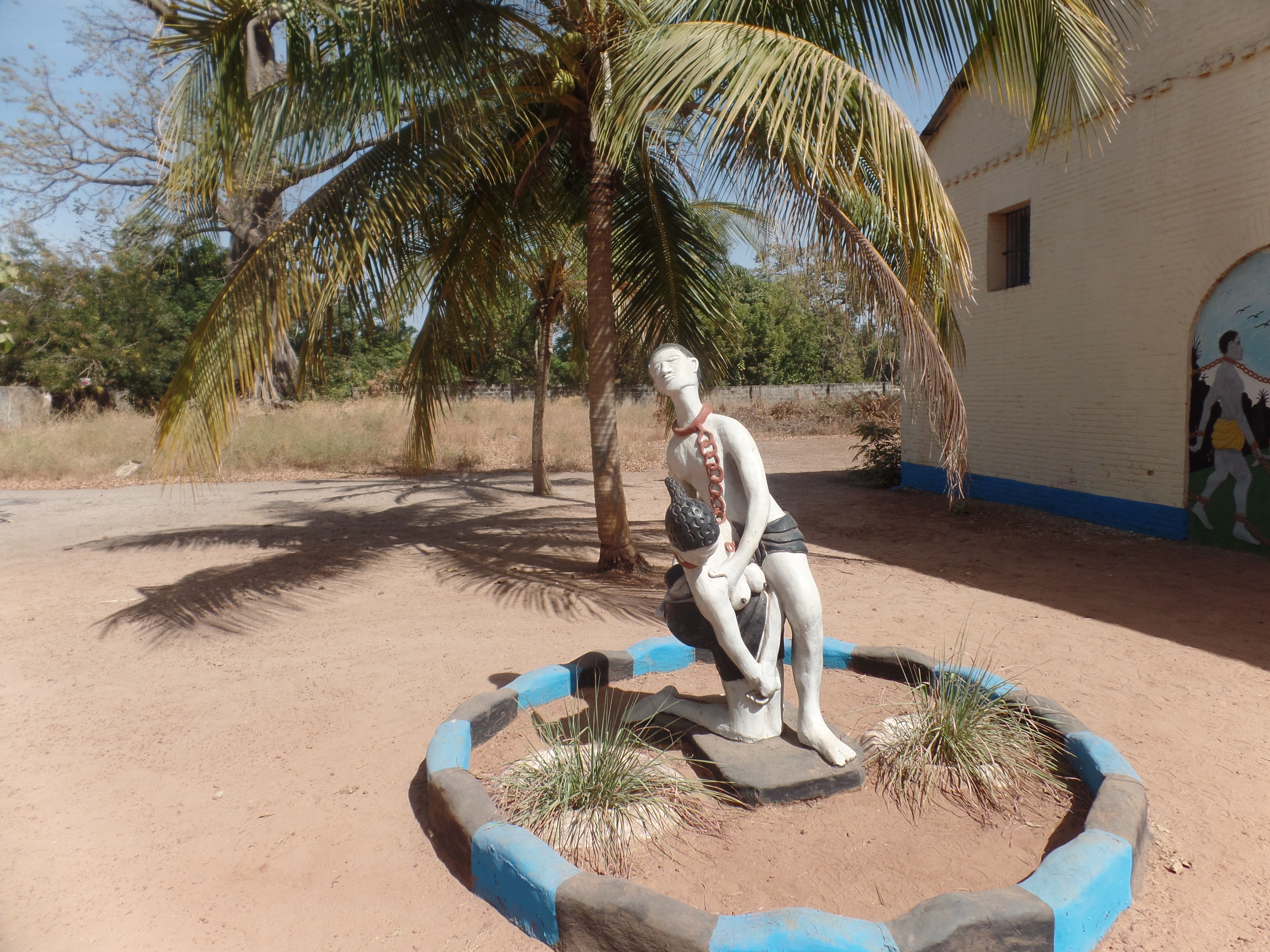 Pomnik na dziedzińcu Muzeum Niewolnictwa w Albredzie