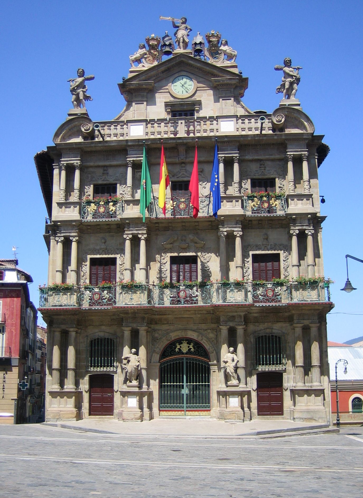 Pamplona_Rathaus,_front,_2005-07-17.jpg
