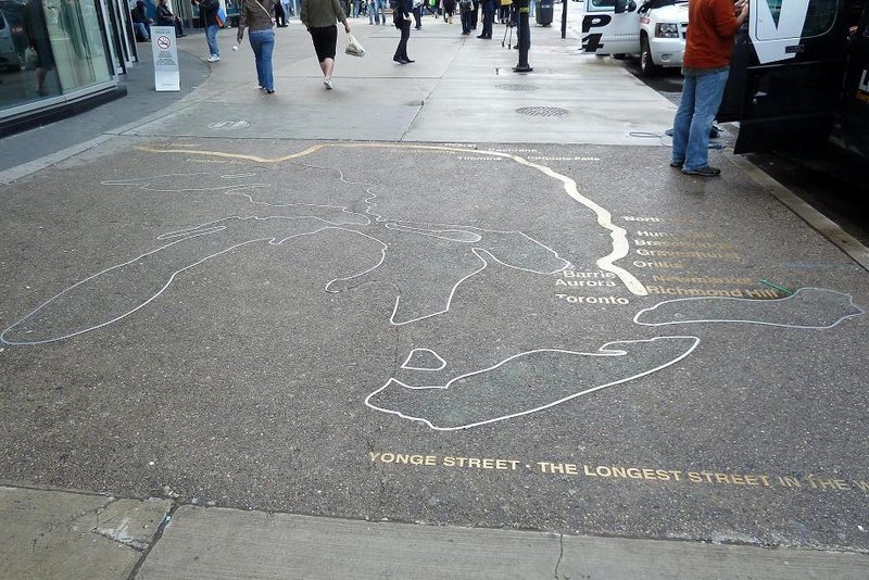 Toronto 2012: Yonge Street uważa się za najdłuższą ulicę świata. Kto chce, niech wierzy.