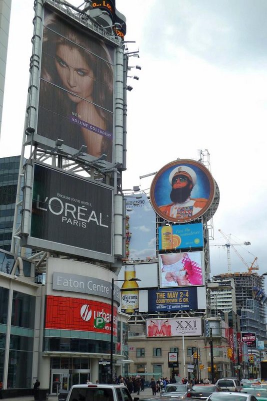 Toronto 2012: Handlowo-rozrywkowy charakter Yonge Street i okolic podkreślają liczne reklamy.
