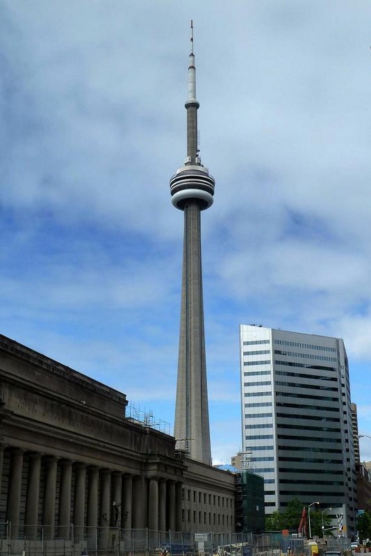Toronto 2012: Wieża CN Tower za dnia. Wybydowały ją Kanadyjskie Koleje (Canadian National Railways) głównie w celach łącznościowych.