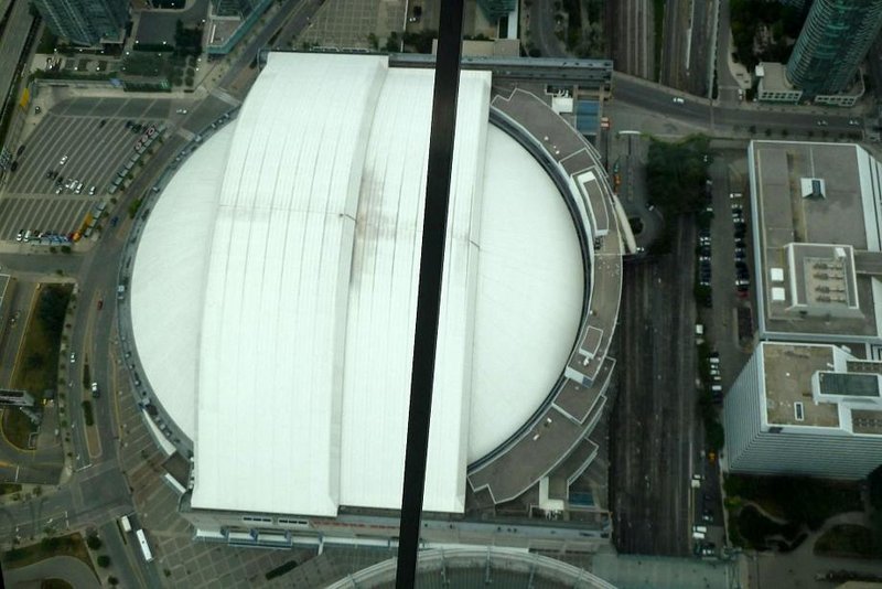 Toronto 2012: Widok z wieży CN Tower na halę sportową Sky Dome zwaną też Rogers Centre, z (podobno) pierwszym na świecie rozsuwanym dachem tej wielkości.