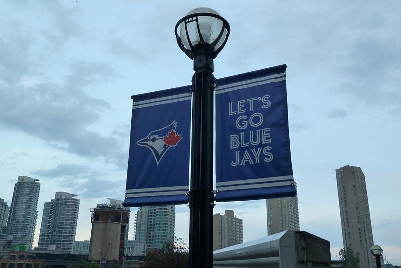 Toronto 2012: Żeby nie było wątpliwości kto tu rządzi: Miasto wita przyjezdnych barwami i herbem Blue Jays, miejscowego klubu baseball’owego.