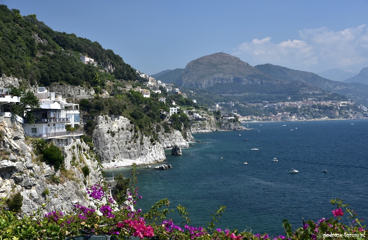 Widok na Cetare oraz na wybrzeże Amalfi z Wieży