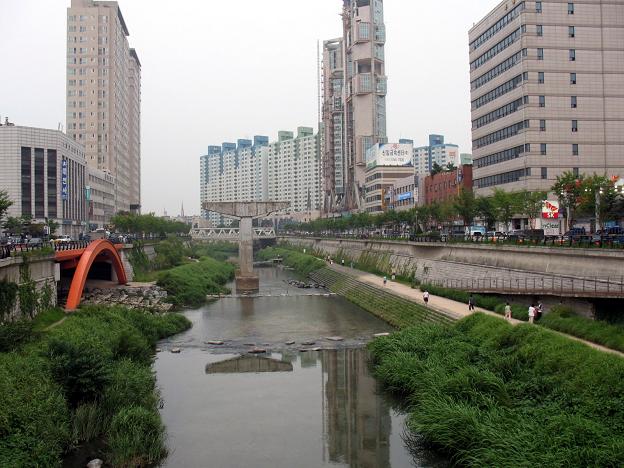 Seul. Rzeczka Cheonggye w centrum miasta. Kiedyś zabudowana, dziś odkryta, oczyszczona i &quot;ożywiająca&quot; tę część miasta. Może przykład dla katowickiej Rawy?...
