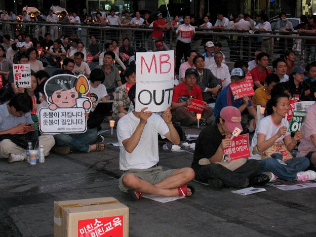 Manifestacja w Seulu przeciwko importowi amerykańskiego mięsa.