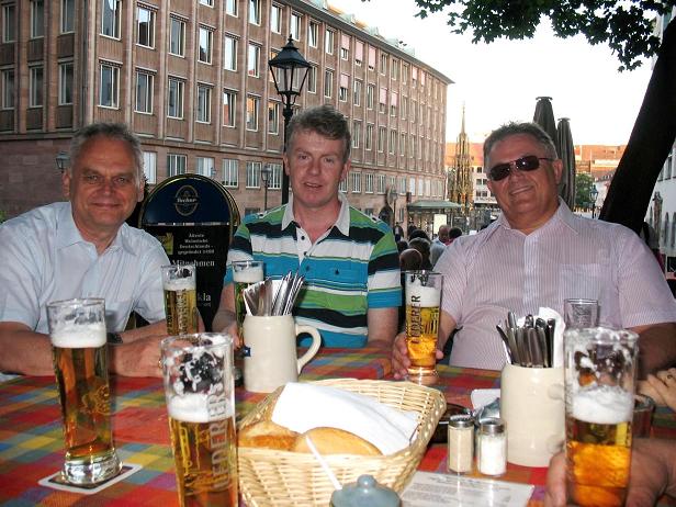 Norymberga 2010: Przy znakomitym piwku na tarasie restauracji niedaleko Placu Ratuszowego (Rathausplatz). Czekamy na główne dania. Za nami stateczne budynki władz miasta. Jak wiele obiektów, również i one zostały wzniesione z gruzów po wojnie.
