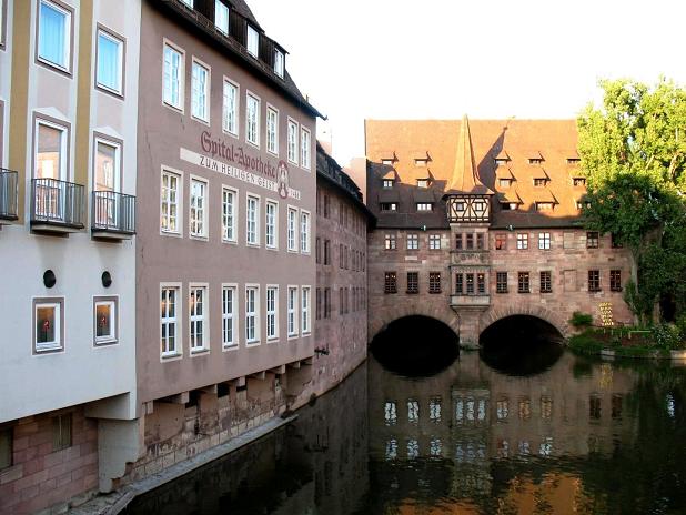 Norymberga 2010: Widok z mostu Museumbrücke na zabytkowy Szpital Świętego Ducha - jeden z największych publicznych obiektów ufundowanych w średniowieczu przez pojedyńczą osobę - w tym przypadku Konrada, wójta miasta.