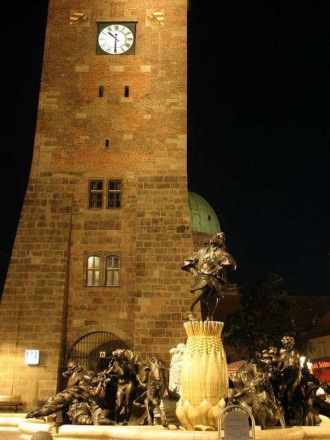 Norymberga 2010: Biała Wieża (Weisser Turm) z fontanną &quot;Małżeńskiej Karuzeli&quot;.