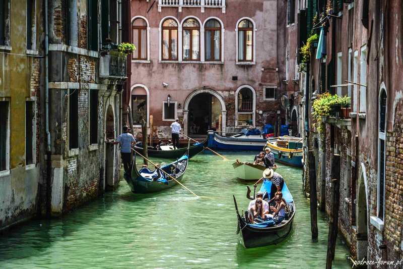 Najpiękniejszych widok Wenecji. Kręte uliczki, ponad 1000 mostów i mosteczków i nigdy nie wiesz co cię czaka za rogiem. Piękne wszechobecne gondole są niesamowitym tłem tego uroczego miasta.