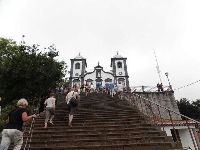 Obok Ogrodu Roślin Tropikalnych w Monte znajduje się sanktuarium Matki Boskiej. Wchodzi się do niej po 68 stromych kamiennych schodach.