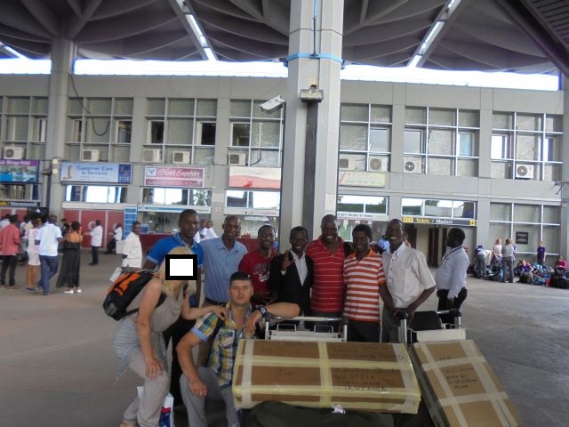 Powitanie na lotnisku w Dar Es Salaam.