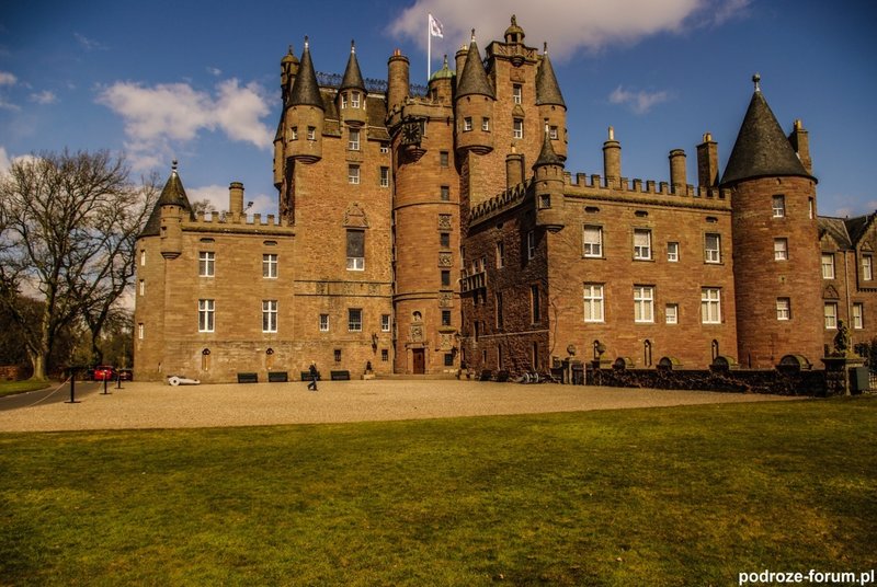Glamis castle Scotland (1).jpg