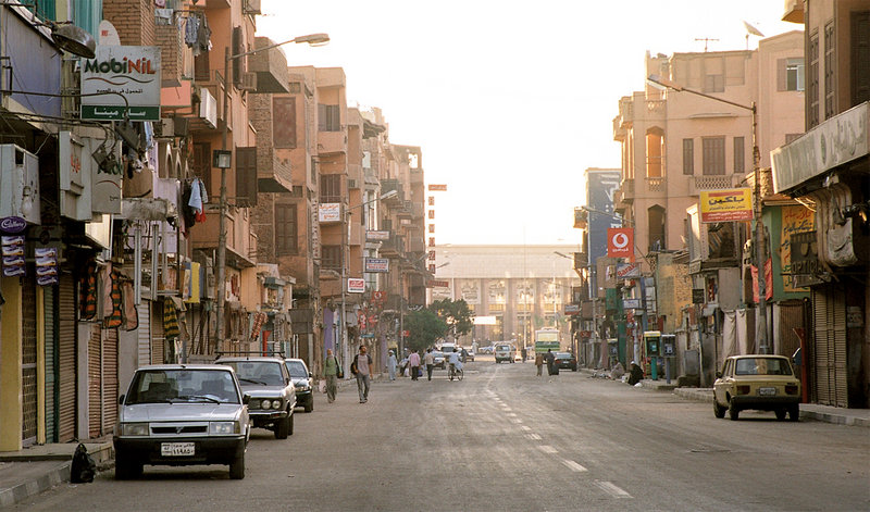 Luxor,_Sharia_Mahattat,_Egypt,_Oct_2004.jpg