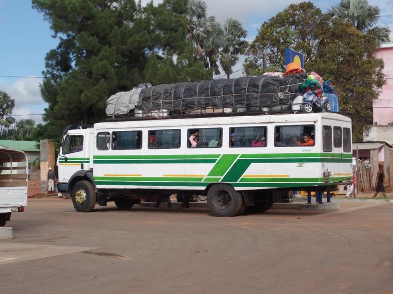 Takimi autobusami Malgaszowie podróżują po wyspie
