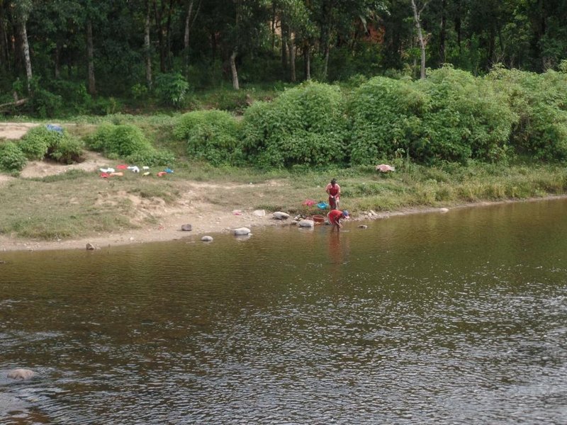 Malgaszki pranie w rzekach robią